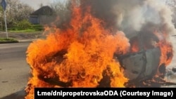 Через удари РФ у Нікополі пошкоджені багатоповерхівка та аптека, згоріла автівка