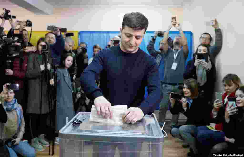 Ukrainian comic actor and presidential candidate Volodymyr Zelenskyy casts his ballot at a polling station in Kyiv. (Reuters / Valentyn Ogirenko)