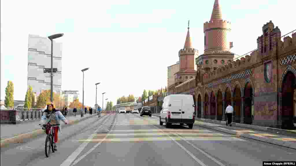 Кантрольны пункт на мосьце Обэрбаўм праз раку Шпрэе, здымак зроблены ў кастрычніку 1976 году.