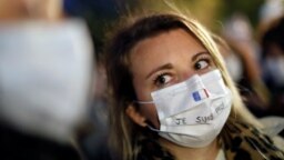در مراسم یادبود ساموئل پاتی در نیس فرانسه، شرکت‌کنندگان روی ماسک‌هایشان نوشته بودند: من یک معلم هستم