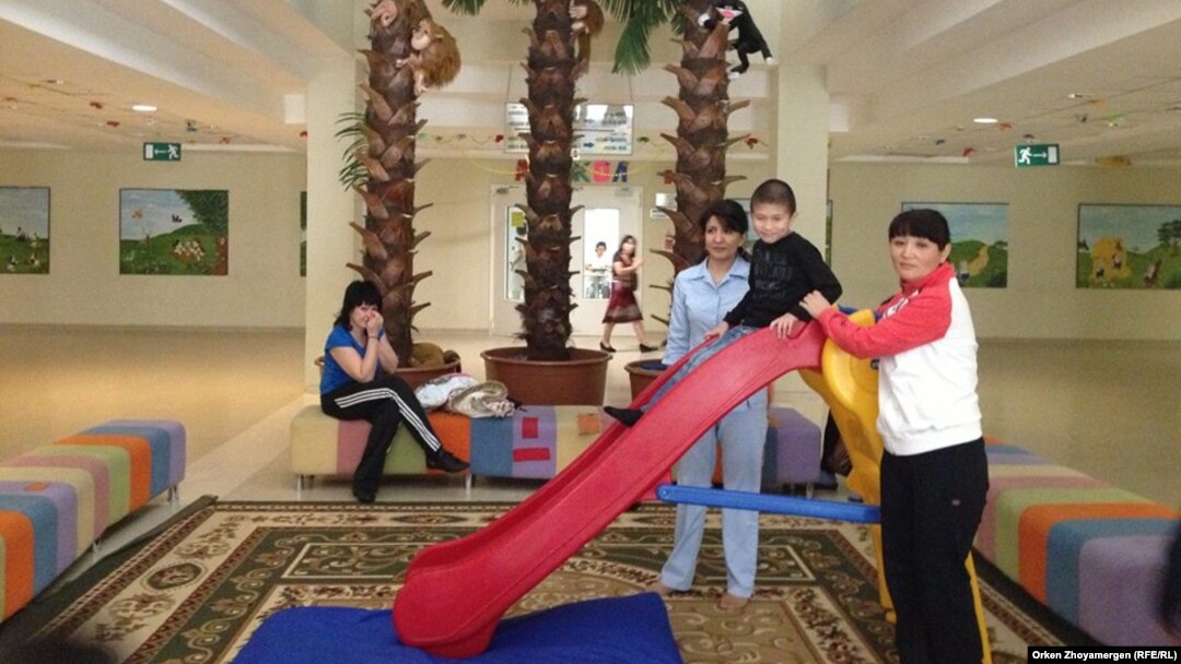 Кездейсоқ жастық секс Қызыл телпектің жаңа шытырман оқиғалары туралы порно фильмдерді қараңыз