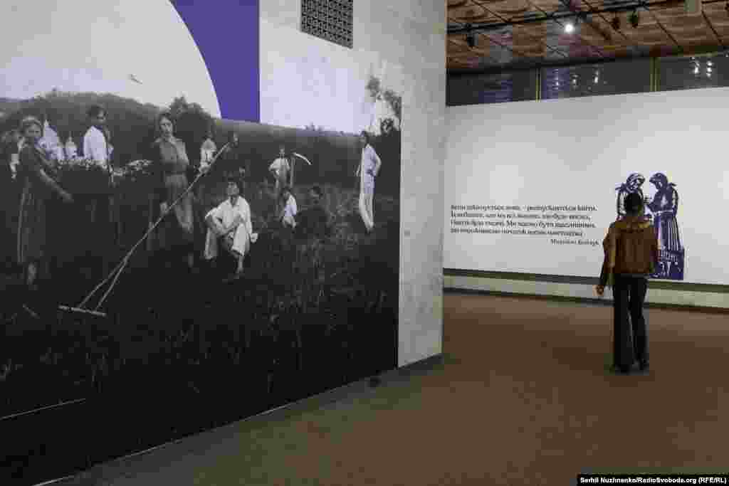 «Коли закінчується зима – розпускаються квіти. Їх небагато, але ми знаємо, що буде весна, і квітів стане тисячі. Ми маємо бути щасливими, що переживаємо початок весни мистецтва», – слова Михайла Бойчука в одній із залів виставки