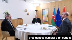 Kryeministri armen, Nikol Pashinyan, dhe presidenti azerbajxhanas, Ilham Aliyev, gjatë një takimi me presidentin e Këshillit Evropian, Charles Michel. Fotografi nga arkivi. 