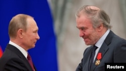 Орусиянын президенти Владимир Путин Мариинск театрынын көркөм жетекчиси Валерий Гергиевге Кремлде сыйлык тапшырууда, 22-сентябрь, 2016-жыл 
