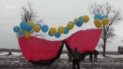 Над Донецьком до Дня українського добровольця підняли червоно-чорний прапор – відео
