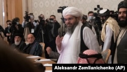 Москвадагы конференцияда Ооганстандын мурдагы президенти Хамид Карзай "Талибан" кыймылынын өкүлдөрүнө көз салып отурат. 18-март, 2021-жыл