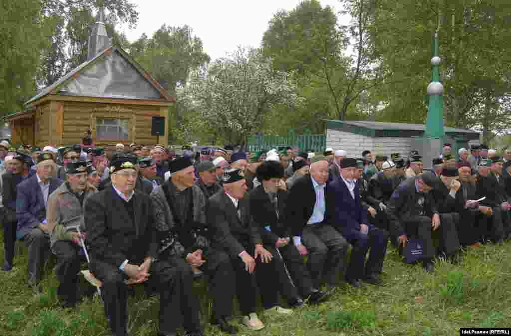 Люди со многих городов и&nbsp; сел съезжаются на место погребения и эта единственная&nbsp; традиция которая объединяет&nbsp; бывших и нынешних жителей. &nbsp; &nbsp; &nbsp;