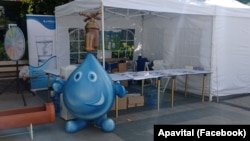 Stand de prezentare al companiei Apavital în care sunt folosite materiale de publicitate și promovare.