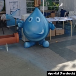 Stand de prezentare Apavital în care sunt folosite materiale de publicitate și promovare.