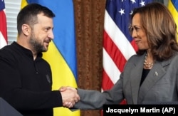 Presidenti ukrainas, Volodymyr Zelensky dhe nënpresidentja e SHBA-së, Kamala Harris, gjatë takimit në Uashington më 26 shtator.