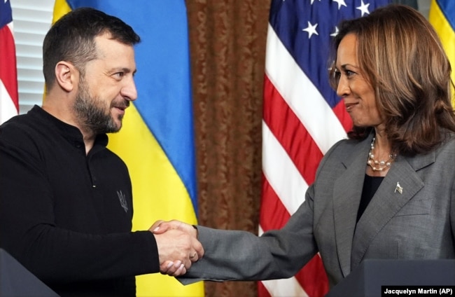 Presidenti ukrainas, Volodymyr Zelensky dhe nënpresidentja e SHBA-së, Kamala Harris, gjatë takimit në Uashington më 26 shtator.