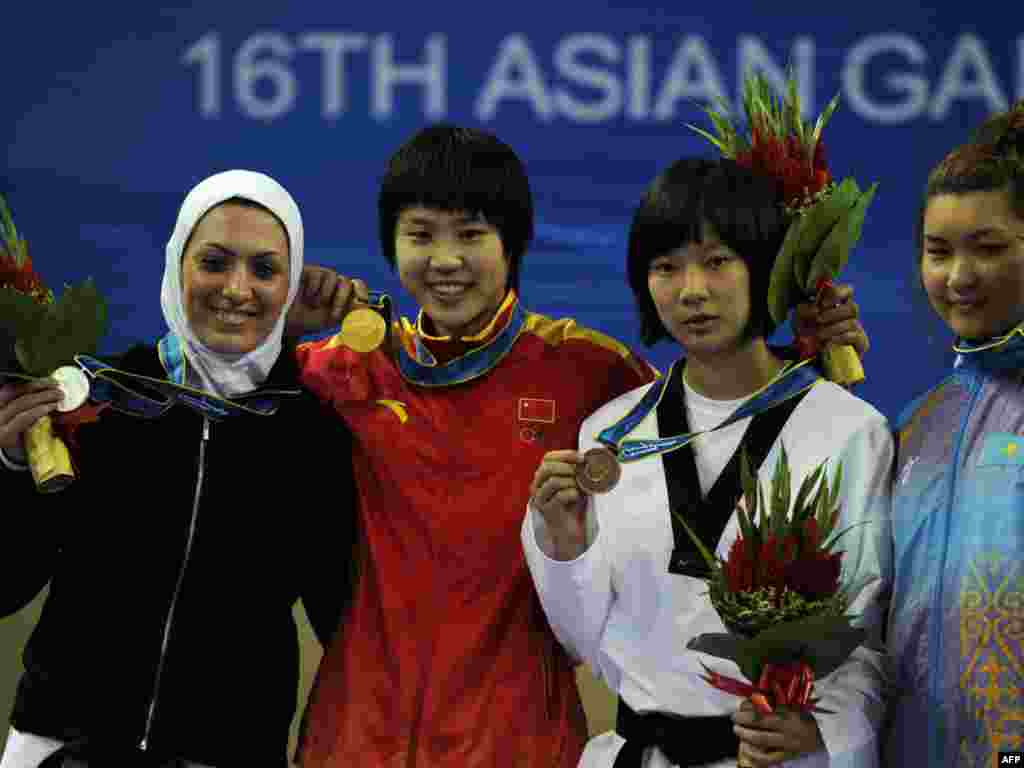 پریسا فرشیدی (چپ) برنده مدال نقره رشته تکواندو در کنار رقیبانش - گوانگژو، چین