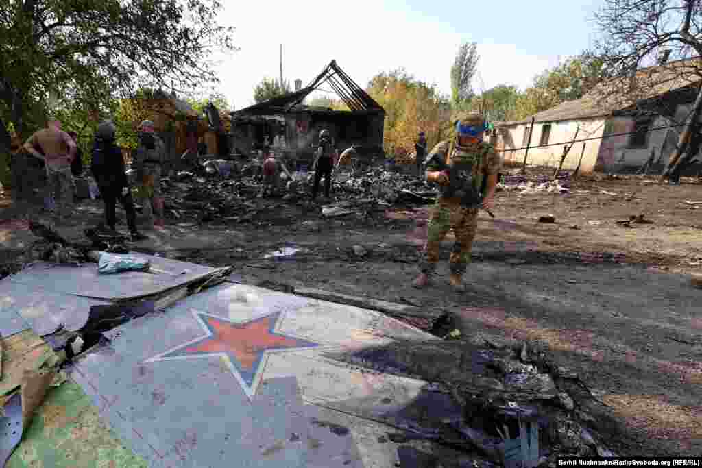  Ukrainian soldiers inspect the crash site of a downed Russian warplane in Kostyantynivka, Donetsk region, Ukraine. &nbsp; 