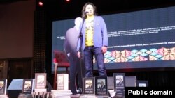 Ростислав Морзаголов чыгыш ясый (Артта - Мортаза Рәхимовның фанердан ясалган сурәте)