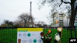 Фотографијата направена на 3 декември 2023 година покажува цвеќиња на местото каде што турист беше избоден до смрт во близина на Ајфеловата кула во Париз
