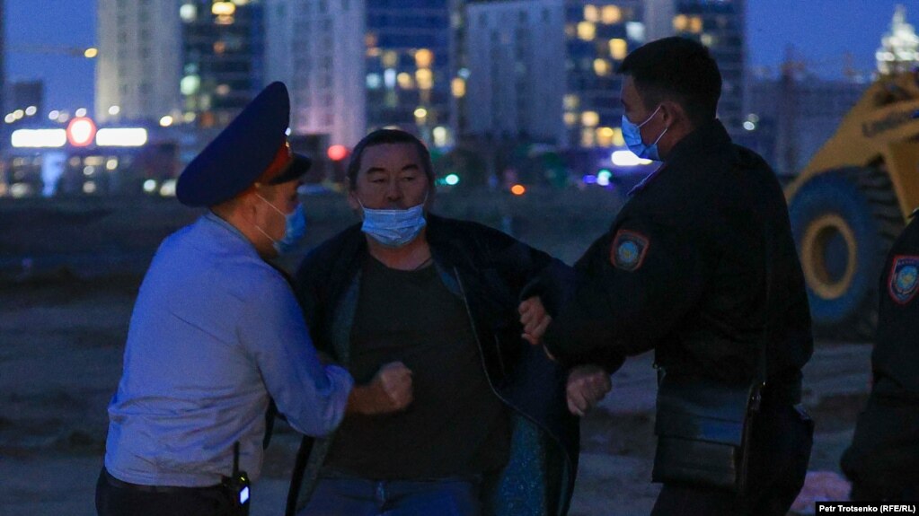 Сотрудники полиции задерживают художника Асхата Ахмедьярова. Нур-Султан, 14 сентября 2021 года
