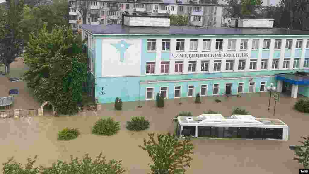 По автобусу видно, насколько высоко поднялась вода около медицинского колледжа. Утром стало известно, что обесточена городская больница №1 в Керчи, в которой находится 182 человека, в том числе 142 больных в стационаре, пятеро больных в реанимации, из них четверо находятся на аппаратах ИВЛ. По состоянию на 16:00 (по Киеву) электроснабжение затопленной больницы в Керчи восстановили с помощью двух дизельных генераторов, эвакуации пациентов не будет. Об этом сообщает российское издание&nbsp;ТАСС&nbsp;со ссылкой на министра российского Минздрава в Крыму&nbsp;Александра Остапенко