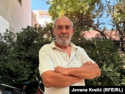 "Vidite kakav sam, kao Alen Delon", kazao je Siki gledajući svoju fotografiju.