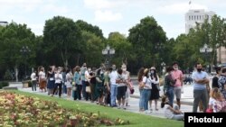 Մարդիկ հերթ են կանգնել դիտելու Պիկասո-Դալի ցուցահանդեսը Հայաստանի ազգային պատկերասրահում։ 