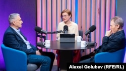 Analiștii politici Igor Boțan (stânga) și Nicolae Negru, alături de autoarea podcastului „Dincolo de Știri”, Eugenia Crețu, în studioul Europei Libere.