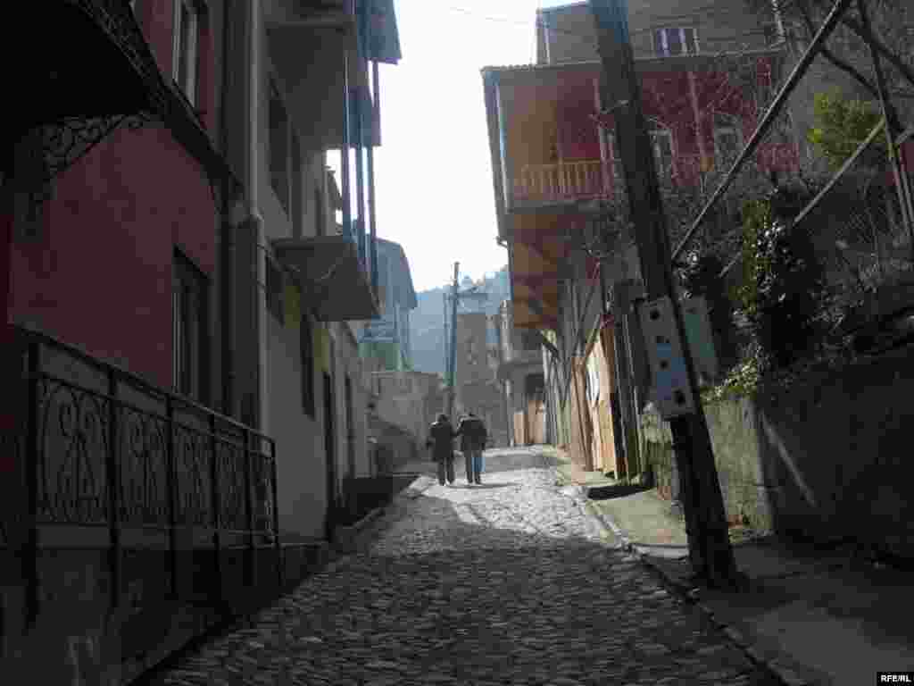 Bu yol Tbilisidə yaşayan azərbaycanlılara «İçərişəhər»i xatırladır