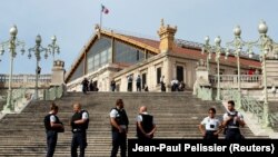 استقرار نیروهای پلیس فرانسه در اطراف محل حمله