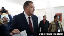 Milorad Dodik, predsjednik Republike Srpske, glasa na neustavnom referendumu o danu RS-a u Laktašima kod Banje Luke, 26. 9. 2016.