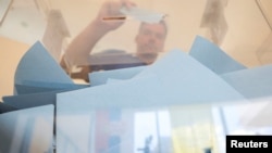 Detalj sa birališta tokom lokalnih izbora u Beogradu, foto-arhiva: 2. jun 2024. godine