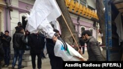 Перед зданием ПНФА, 4 марта 2014.