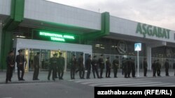 Aşgabadyň halkara aeroportynyň öňünde duran howpsuzlyk işgärleri