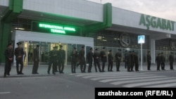 Aşgabadyň aeroportynda ýolagçylary birlaý ite barladýarlar.