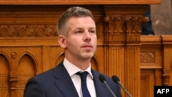 За словами Мадяра, Київ зобов’язався впровадити узгоджені заходи у свою правову систему найближчим часом. Україна заяву угорського прем'єра наразі не коментувала 