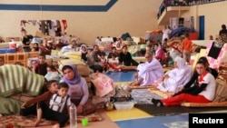 Iraq -- Displaced people from the minority Yazidi sect, fleeing violence in the Iraqi town of Sinjar west of Mosul, take refuge at Dohuk province, August 29, 2014. 