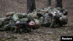 Ukrayna Silahlı Qüvvələrinin gənc əsgərləri Xarkov vilayətində ilkin döyüş hazırlığı keçirlər.