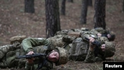 Recruți tineri ucraineni la un curs de instruire de bază în regiunea Harkov.