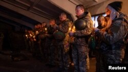 Ukrayna hərbçiləri cəbhə xətti yaxınlığında Milad bayramını qeyd edirlər