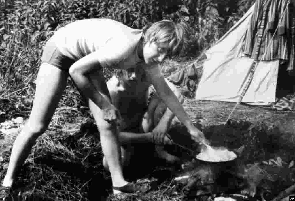 Kancelarja gjermane, Angela Merkel duke mbledhur ushqim më 1973, 16 vjet para bashkimit të dy Gjermanive.