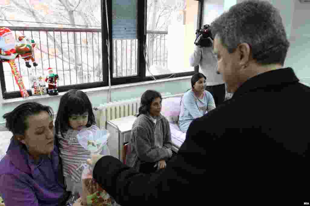Makedonija - Predsjednik Gorge Ivanov posjetio djecu u bolnici, Skopje.