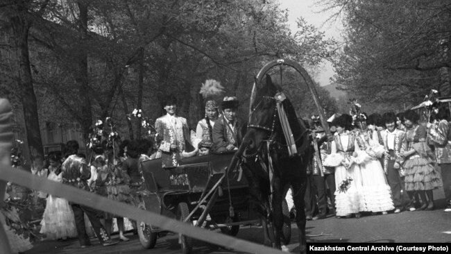 Naýryz merekesiniń ashylý saltanatynda. Almaty, 1988 jyl. Foto avtory - O. Ionov. Sýret Qazaqstan ortalyq memlekettik kınofotoqujattar jáne dybys jazbalar arhıvinen alynǵan