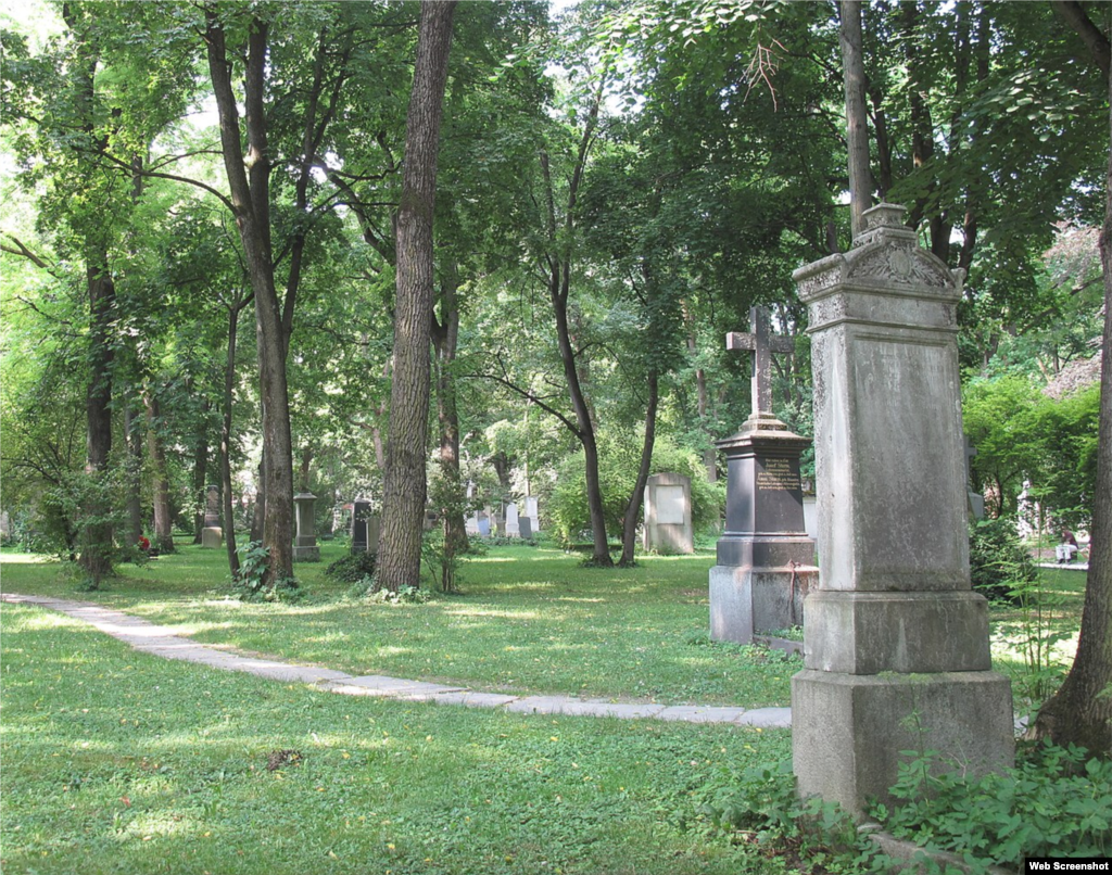 На этом кладбище в 1871 году был похоронен другой художник-баталист Теодор Горшельт (Theodor&nbsp;Horschelt). Горшельт также посвятил множество своих работ кавказской тематике