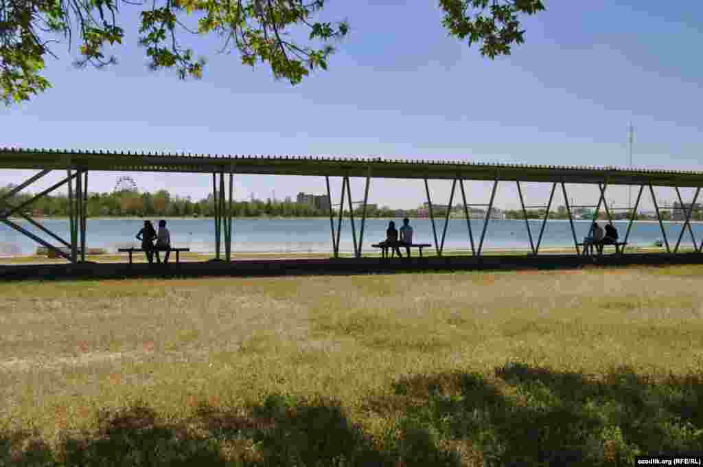 Навоийлик севишганлар кўл бўйида