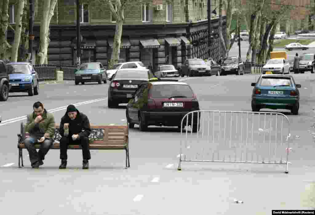 Демонстранти сидять на імпровізованому блокпосту на проспекті Руставелі під час антиурядових протестів у 2009 році.&nbsp; У 2008 році грузинський письменник Гурам Одішарія передбачив: &laquo;Без гармонійних відносин між владою і суспільством надії народу завжди будуть обмануті, а головним гравцем у політичній історії нашої країни буде проспект Руставелі, а не грузинські політики&raquo;