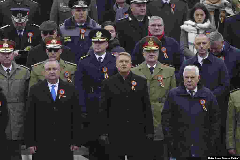 Președintele Senatului - Nicolae Ciucă, președintele României - Klaus Iohannis, și ministrul Apărării - Angel Tîlvăr participă la parada militară, pe 1 Decembrie 2024.