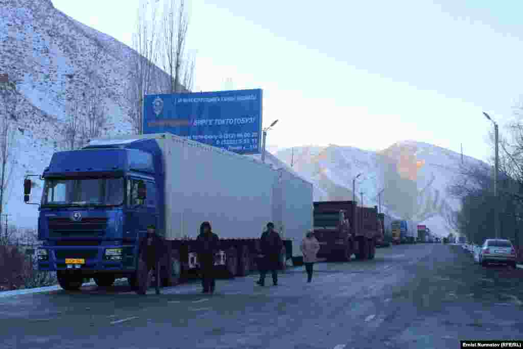 Международная автотрасса Ош-Иркештам соединяет восточные районы Китая с Кыргызстаном, Узбекистаном и Таджикистаном