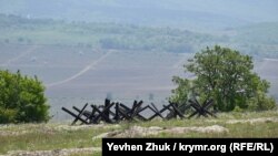 Противотанковые ежи на склоне холма