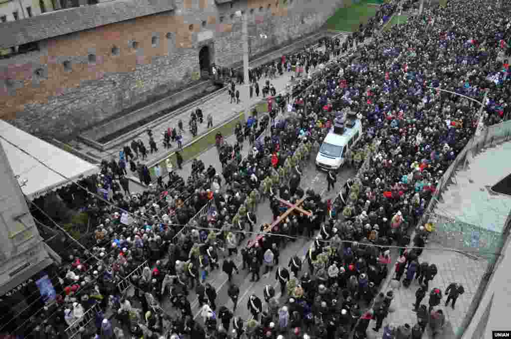 У Хрестопоклонну неділю, 19 березня, відбулася загальноміська хресна хода вулицями Львова з нагоди 400-ліття реформування Василіанського Чину святого Йосафата. Всього у ході взяло участь понад 30 тисяч вірян.&nbsp;Львів, 19 березня 2017 року.