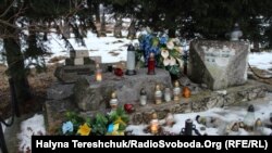 Сплюндрована і знищено пам’ятник на могилі мирним українцям і воїнам УПА на сільському цвинтарі у Верхраті Підкарпатського воєводства у жовтні 2016 році