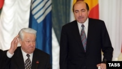 Орусия -- Президент Борис Ельцин жана Борис Березовский КМШ саммитинде. Москва, 29-апрель, 1998-жыл.