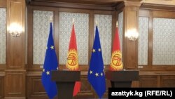 Флаги Кыргызстана и Европейского союза. Иллюстративное фото. 