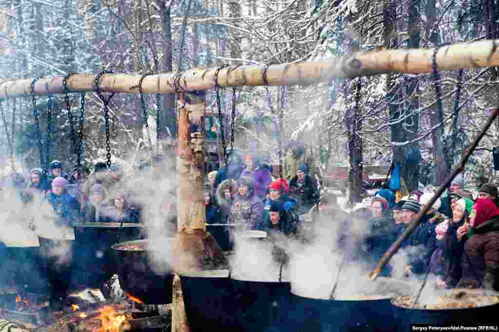 Food is prepared in cauldrons over the bonfires. Cooks carve up ducks and geese, throw their bones in the fire, and add the meat to the cauldrons.&nbsp;